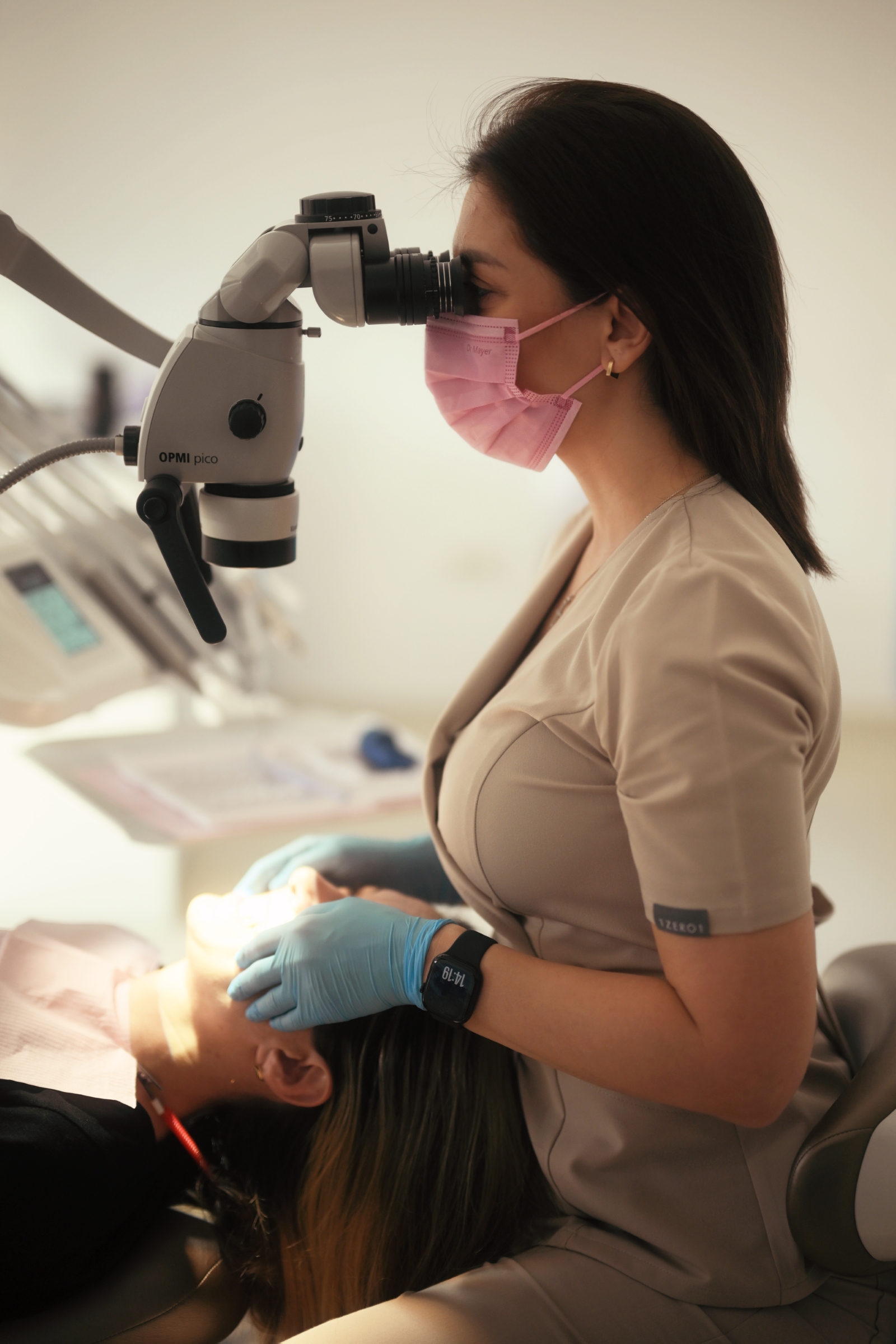 Tratament endodontic la microscop